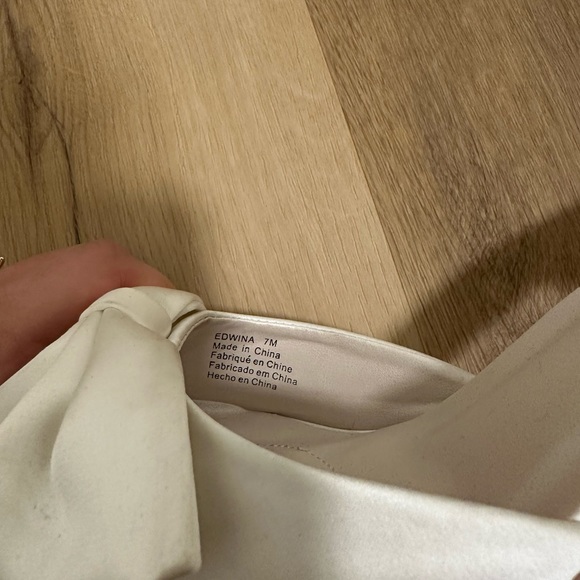 Bow white heels, worn once, satin - Picture 3 of 4